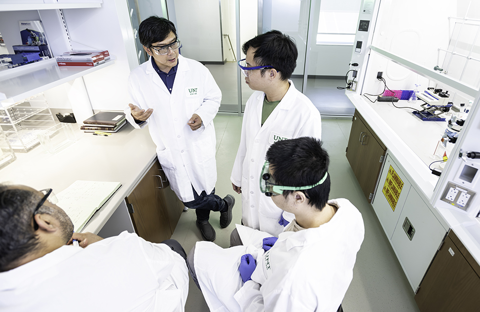 Photo of UNT's Xin Cui and his students conducting research in his lab