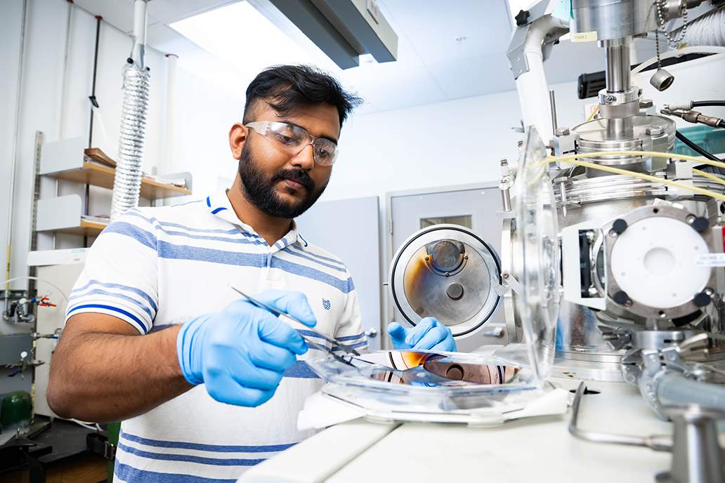 Photo of UNT student conducting semiconductor research in Oliver Chyan's lab